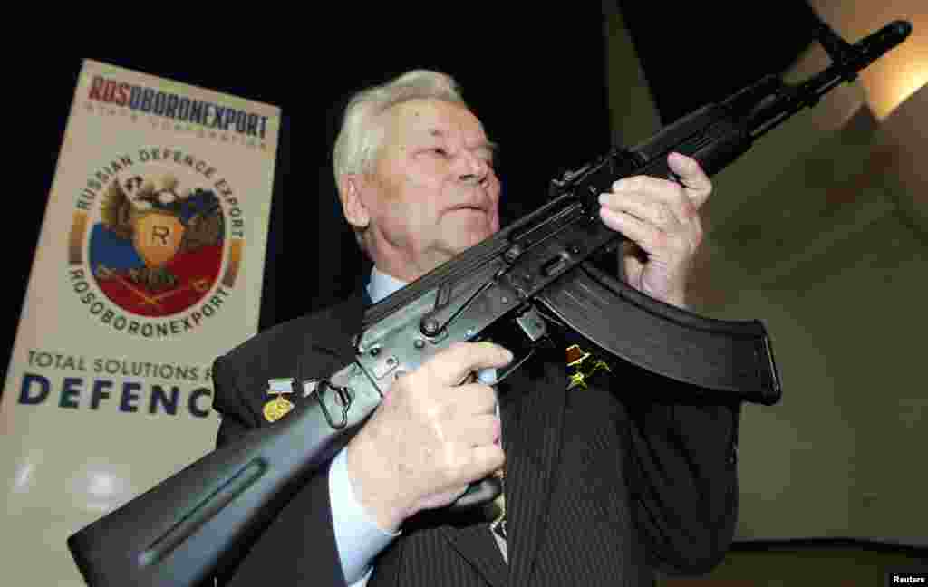 میخائل کلاشنکوف نے دنیا کی معروف ترین کلاشنکوف بندوق ڈیزائن کی تھی وہ 94 برس کی عمر میں انتقال کر گئے۔