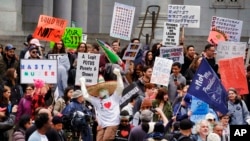 Para demonstran anti pemerintahan Donald Trump di Los Angeles hari Senin (20/2).