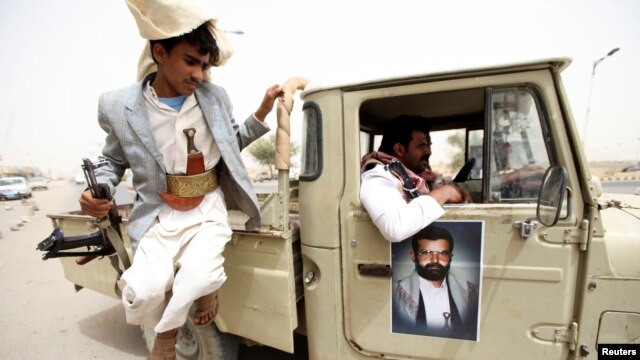 Rebeldes hutíes muestran la foto de su fallecido fundador al-Houthi Hussein Badr Eddin al-Huthi, muerto hace ocho años en Yemen.