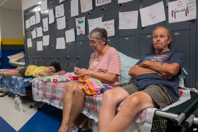 Gordon y Dina Reynolds con su nieta de 11 años, Abby, esperan en un refugio de la escuela secundaria North Myrtle Beach, convertida en refugio de la Cruz Roja para evacuados del huracán Dorian. Septiembre 4 de 2019.