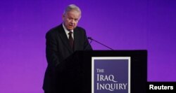 영국의 존 칠콧 이라크전 참전 조사위원장이 6일 조사 결과를 발표하고 있다.
