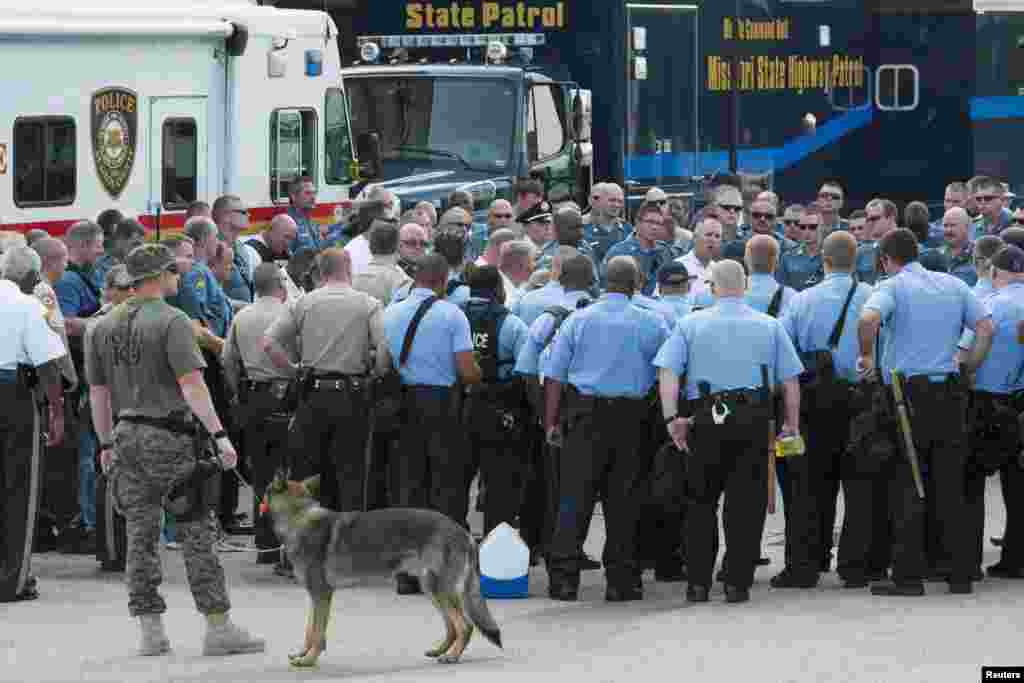 Law enforcement personnel meet for a briefing prior to the arrival of National Guard troops in Ferguson, Missouri, August 18, 2014.