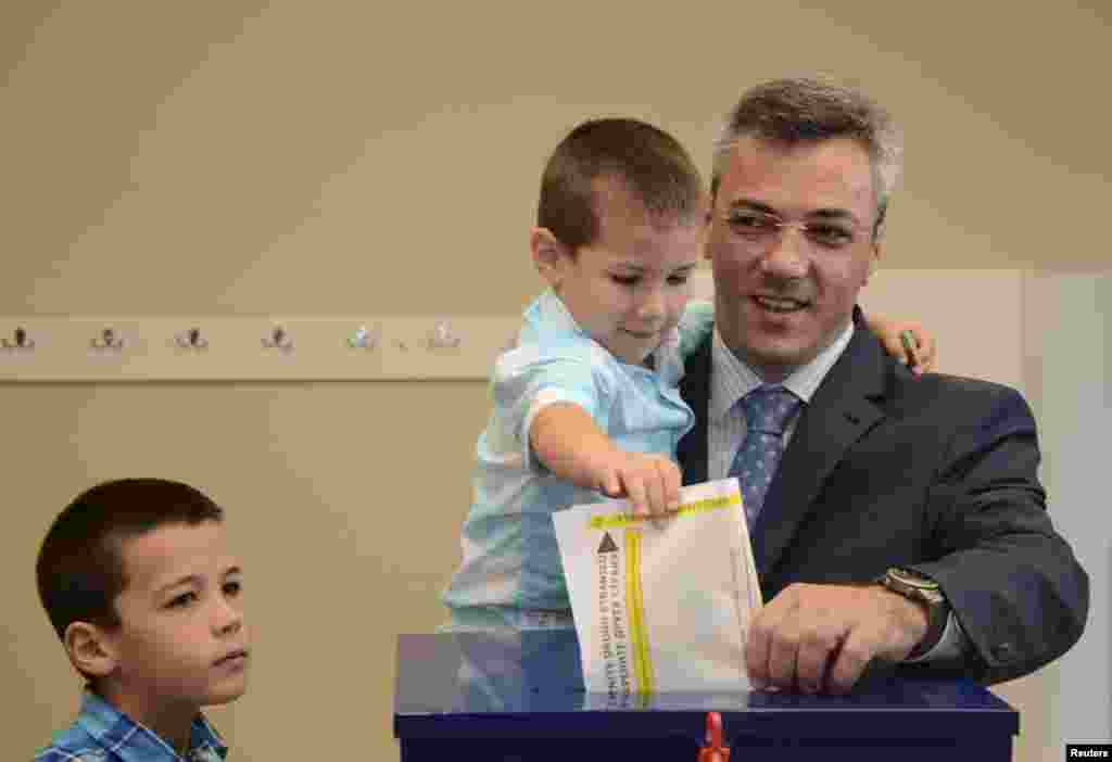 Bosnian Serb hardline leader Ognjen Tadic casts his vote at a polling station in Banja Luka, Oct. 12, 2014.