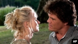 Left to Right: Naomi Watts as Sally and Josh Brolin as Roy