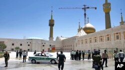 Policija na mestu napada, na svetilištu Ajatolaha Homeinija u Teheranu