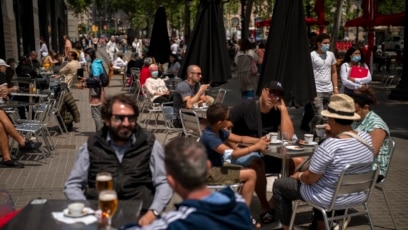 Khách ngồi trên vỉa hè của một quán barr ở Barcelona, Tây Ban Nha, ngày 28 tháng 5, 2021.