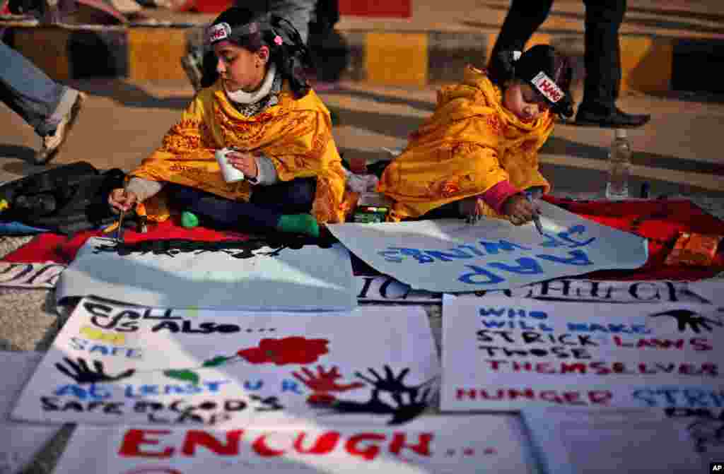 Indian children paint messages during a gathering to mourn the death of a rape victim in New Delhi, India, January 5, 2013. 