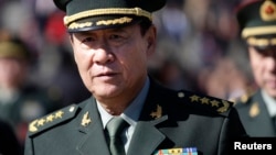 资料照片: 2014年3月4日时任中国军队总后勤部政委刘源将军在北京参加人大会议之后离开人民大会堂