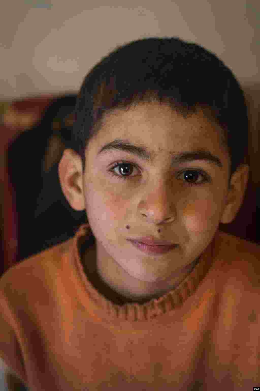 Hamad, 10, yang mengungsi dari Suriah tiga tahun lalu bersama keluarganya. Ia mengatakan bangga dapat membantu keuangan keluarganya. (VOA/John Owens)