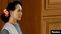 Aung San Suu Kyi, leader du parti de la Ligue nationale pour la démocratie (NLD), arrive pour la première réunion du parlement du Myanmar après les élections générales du 8 novembre, à la Chambre basse du parlement à Naypyitaw le 16 novembre 2015. REUTERS/Soe Zeya Tun