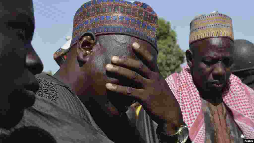 Iyayen da &lsquo;yan uwan &lsquo;yan matan da aka sace suna maida jawabi a taron da suka yi da gwamna jihar Borno, a Chibok, jihar Borno, 22 Afrilu 2014.