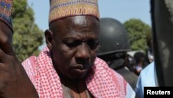 Iyayen da ‘yan uwan ‘yan matan da aka sace suna maida jawabi a taron da suka yi da gwamna jihar Borno, a Chibok, jihar Borno, 22 Afrilu 2014.