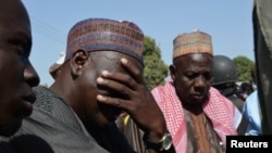 Iyayen da ‘yan uwan ‘yan matan da aka sace suna maida jawabi a taron da suka yi da gwamna jihar Borno, a Chibok, har wasu na kuka. 