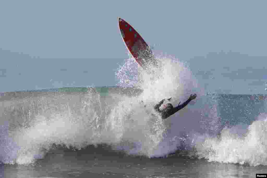 Một người lướt sóng tập luyện tại địa điểm nổi tiếng Anchor Point ở Bãi biển Taghazout, miền nam Ma-rốc.