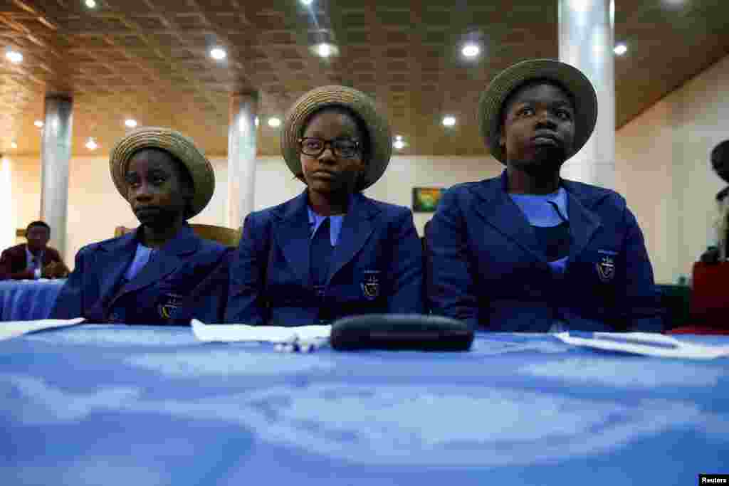 Des lycéens se sont rassemblés lors des célébrations pour la Journée internationale des réfugiés à Abuja, Nigeria, le 15 juin 2016. 