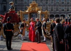Raja Belanda Willem-Alexander bersama Ratu Maxima tiba dengan kereta kencana di Den Haag, 16 September 2014. (REUTERS)