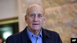 Former Israeli Prime Minister Ehud Olmert speaks to the press in the Supreme Court after the court reduced his sentence from six years to 18 months in prison in the Holyland corruption case in Jerusalem, Dec. 29, 2015.