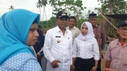 Walikota Palu, Hidayat, seusai melakukan peletakan batu pertama pembangunan 36 unit rumah untuk penyintas bencana alam yang kehilangan rumah akibat tsunami di kelurahan Mamboro Barat. (Foto: VOA/Yoanes Litha)