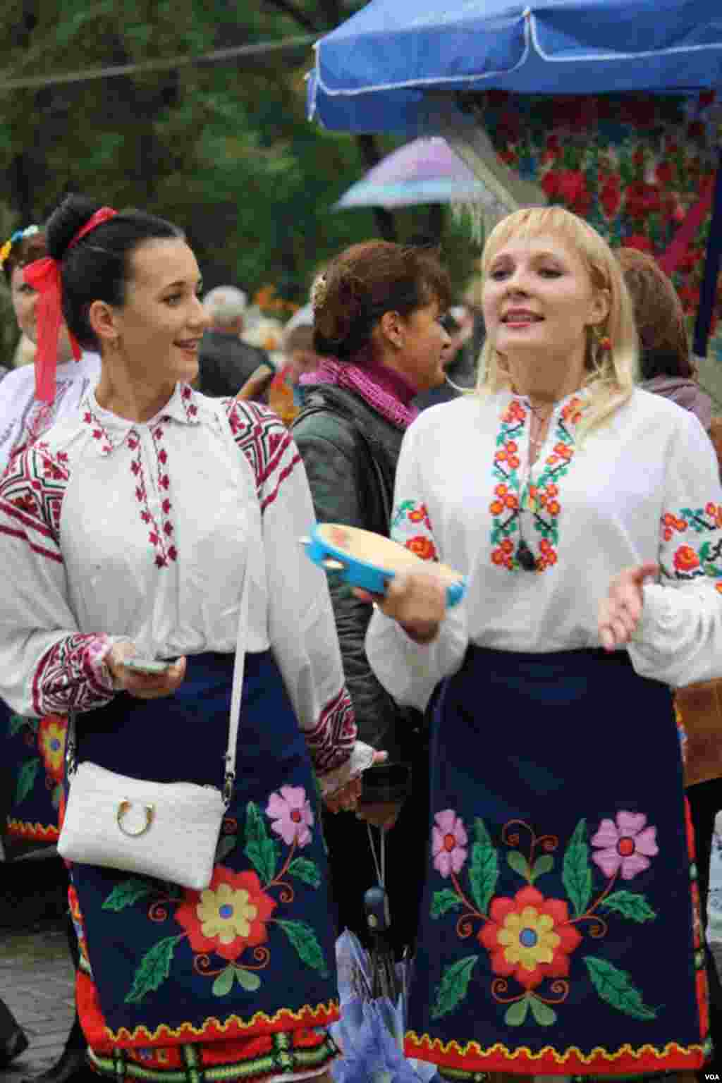 Украинские танцы и пляски, продавцы в национальных костюмах, к дерунам – разливная недорогая водка и настойки, – и даже дождь не смог помешать празднику.