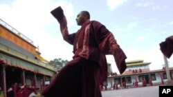 隆德寺的喇嘛綵排兩年一度的蓮師大法會
