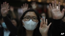 21일 홍콩 쇼핑몰에서 반정부 시위대가 "(홍콩)법안을 통과시키고 홍콩을 구하자"를 외치고 있다. 