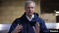 El alcalde de Nueva York, Bill de Blasio, dice que pueden pasar semanas o meses antes de que la ciudad reabra su actividad económica.