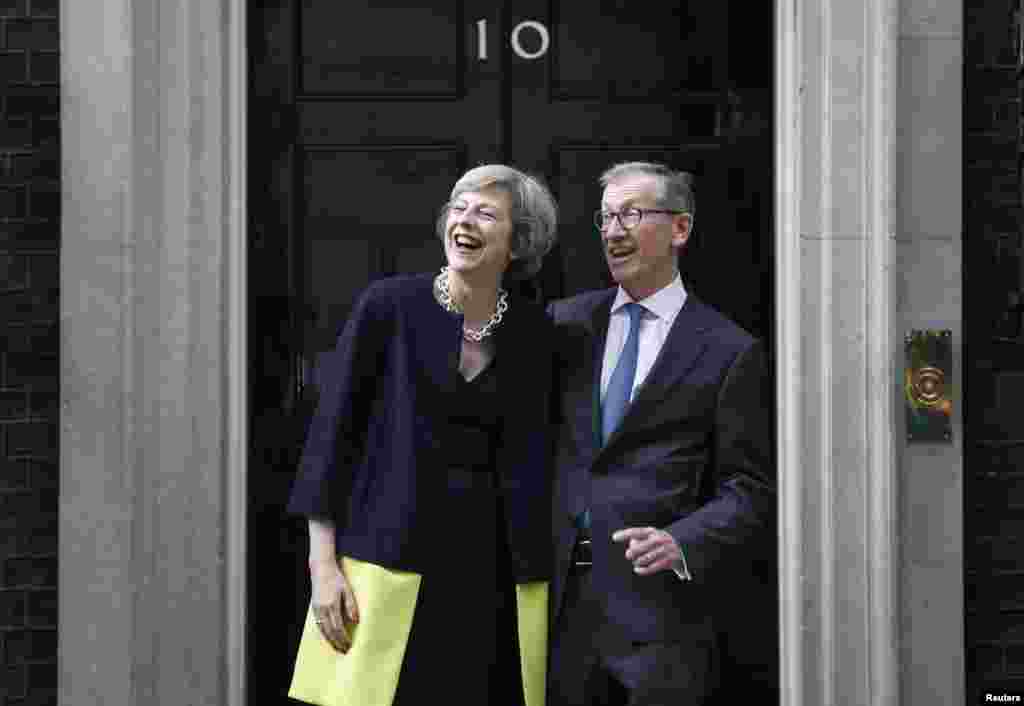 Britain&#39;s new Prime Minister Theresa May and husband Philip are moving into her official office in central London.