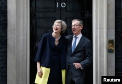 英国首相特雷莎·梅和她的丈夫菲利普在首相官邸前面（2016年7月13日）