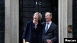 Britain's Prime Minister, Theresa May, and husband Philip pose for the media outside number 10 Downing Street, in central London, Britain July 13, 2016. (REUTERS/Peter Nicholls)