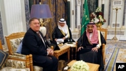 美国国务卿蓬佩奥2018年10月16日在利雅得会见沙特阿拉伯国王萨勒曼。