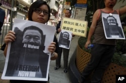 Manifestantes em Hong Kong exigem libertação de Ai Weiwei