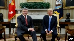 President Donald Trump meets with Ukrainian President Petro Poroshenko in the Oval Office of the White House, Tuesday, June 20, 2017, in Washington. (AP Photo/Evan Vucci)