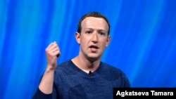 El CEO de Facebook, Mark Zuckerberg, durante un discurso en la feria VivaTech (Viva Technology) de París, Francia, 24-5-18. Foto: GERARD JULIEN / AFP.