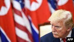 도널드 트럼프 미국 대통령이 지난달 30일 판문점 회동에서 김정은 북한 국무위원장의 발언을 듣고 있다.