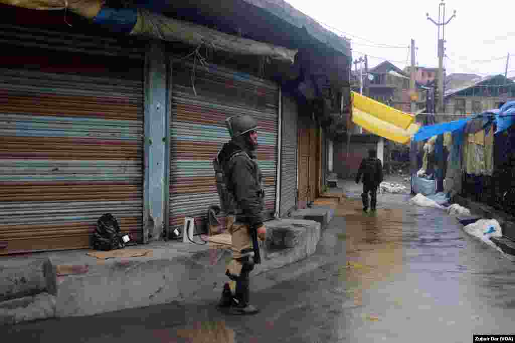 ہڑتال کی اپیل کے پیشِ نظر سرینگر اور وادئ کشمیر کے دوسرے علاقوں میں دکانیں اور دوسرے کاروباری مراکز بند ہیں۔