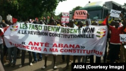 Des manifestants brandissent des affiches et des calicots disant «non» au un référendum sur un projet de révision de la Constitution prévu le 9 juillet, à Bamako, Mali, 17 juin 2017. (VOA/Ali24)