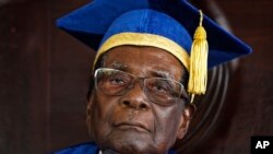 Ông Mugabe, trong áo mão lễ tốt nghiệp, đến dự lễ tại một đại học ở thủ đô Harar, ngày 17/44/2017.