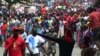 Des Guinéens dans la rue pour manifester contre un éventuel troisième mandat du président Alpha Condé à Conakry, en Guinée, le 24 octobre 2019.