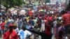 Des gens défilent lors d'une manifestation contre un effort présumé du président Alpha Condé pour briguer un troisième mandat à Conakry, en Guinée, le 24 octobre 2019. REUTERS / Saliou Samb PAS DE REVENTE. PAS D'ARCHIVES
