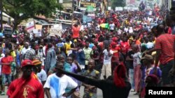 Abanyagihugu bari mu myiyerekano biyamiriza utwigoro twa Perezida Alpha Condé tw'ikiringo ca gatatu muri Conakry, Guinea. Isanamu yafashwe itariki 24/10/2019.