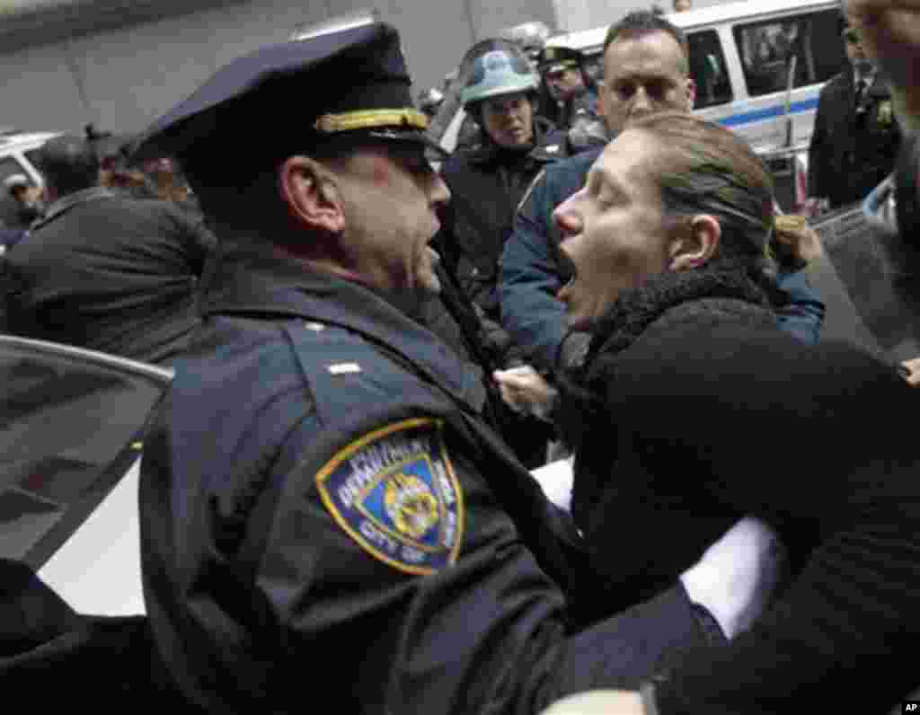 Напнати моменти на протестот пред Њујоршката берза. (AP Photo/Seth Wenig)