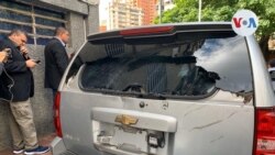 Así quedó una de las camionetas atacadas donde se trasladaban los parlamentarios. Foto: Carolina Alcalde - VOA.