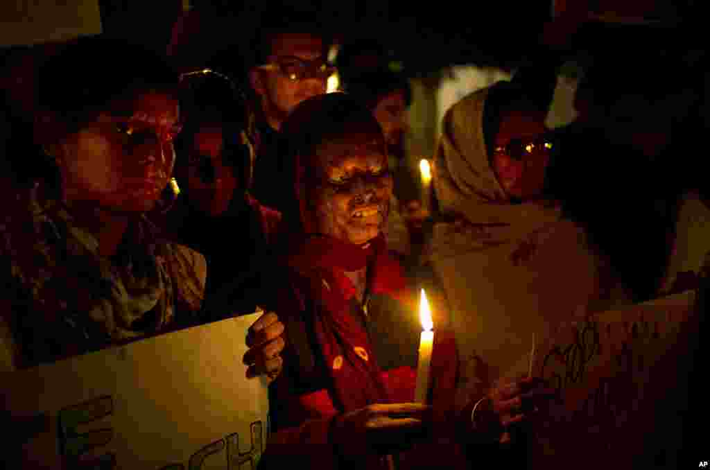 Para korban serangan zat asam pekat (acid) ikut melakukan unjuk rasa untuk memrotes kekerasan terhadap perempuan di New Delhi, India.