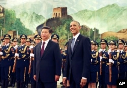 美国总统奥巴马和中国主席习近平在北京人大会堂举行的欢迎仪式上（2014年11月12日）