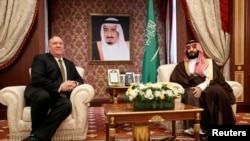 امریکہ کے وزیرِ خارجہ مائیک پومپو سعودی ولی عہد شہزادہ محمد بن سلمان سے ملاقات کر رہے ہیں۔