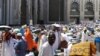 Les pèlerins sur l’esplanade de la mosquée pour accomplir la prière de vendredi, à la Mecque, Arabie saoudite, 8 septembre 2017. (VOA/Siriki Barro)