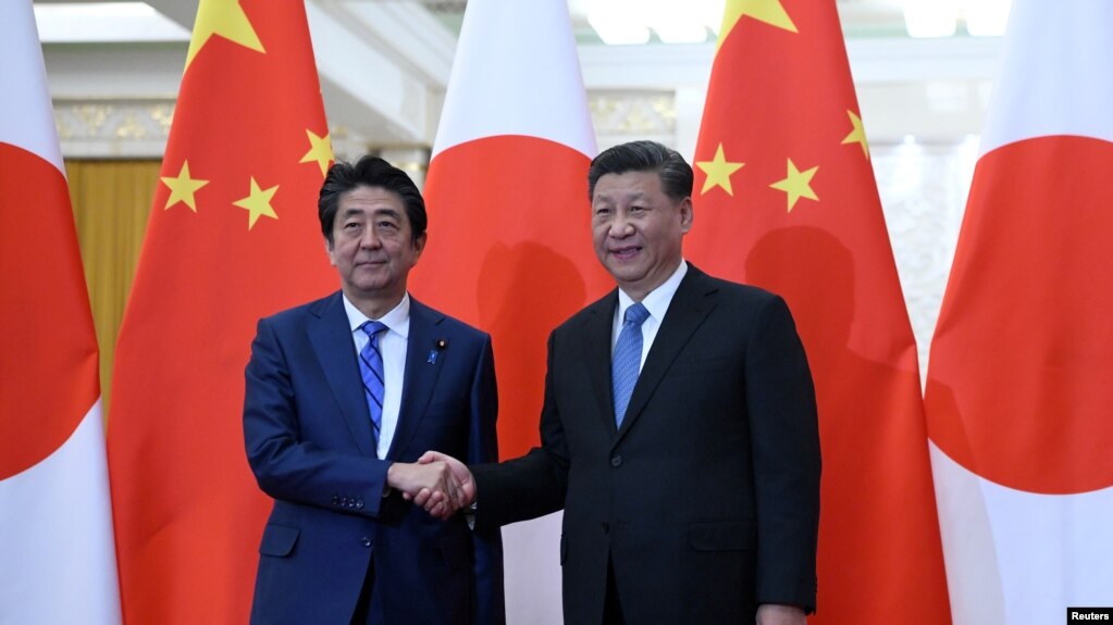 Thủ tướng Nhật Bản Shinzo Abe và Chủ tịch TQ Tập Cận Bình tại Đại Sảnh đường Nhân dân ở Bắc Kinh ngày 23/12/2019. Noel Celis/Pool via REUTERS
