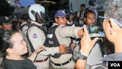 Police clashed with the land dispute community of Boeng Kak lake in Phnom Penh, Cambodia, Monday, August 15, 2016. (Photo: Leng Len/VOA Khmer)