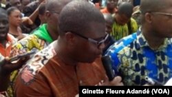 Sit in des centrales syndicales devant le parlement béninois, à Cotonou, le 14 janvier 2018. (VOA/Ginette Fleure Adandé)
