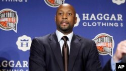 El exjugador de la NBA, Alonzo Mourning, escucha el anuncio de las inducciones al Salón de la Fama 2014 del baloncesto estadounidense.